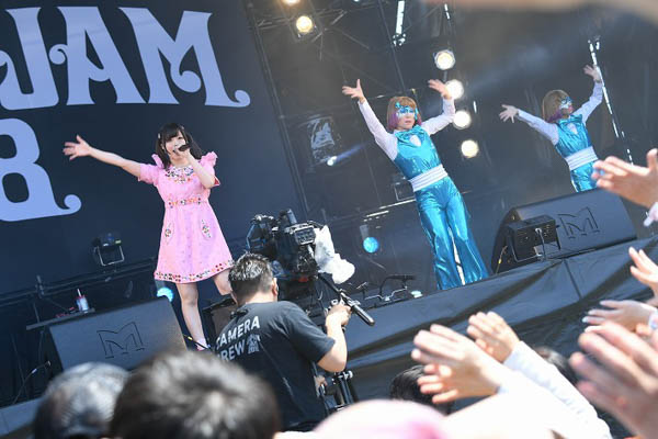 きゃりーぱみゅぱみゅがJAPAN JAM 2018、2日目のSKY STAGEに登場！ 懐かしい曲から新曲「きみのみかた」まで一挙に大放出！