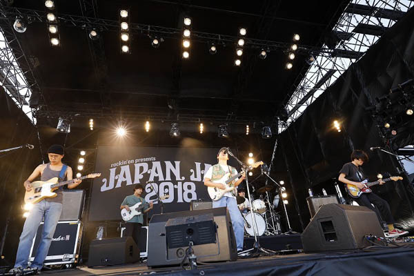 never young beachがJAPAN JAM 2018 SUNSET STAGEで夕日とともに夏を先取る全7曲披露！「『夏のドキドキ』なんていう夏の曲をやったもんですから」