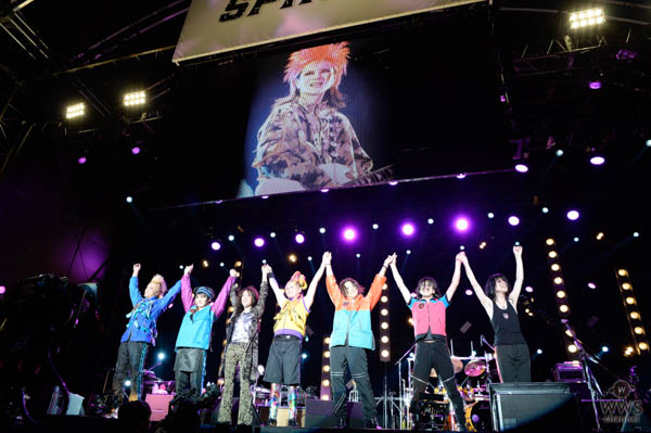 【ライブレポート】hide with Spread Beaverが黄昏時に起こした奇跡。 hideがそこにいるかのような夢の生ステージに会場は歓喜繚乱！