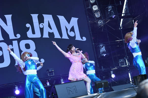 きゃりーぱみゅぱみゅがJAPAN JAM 2018、2日目のSKY STAGEに登場！ 懐かしい曲から新曲「きみのみかた」まで一挙に大放出！