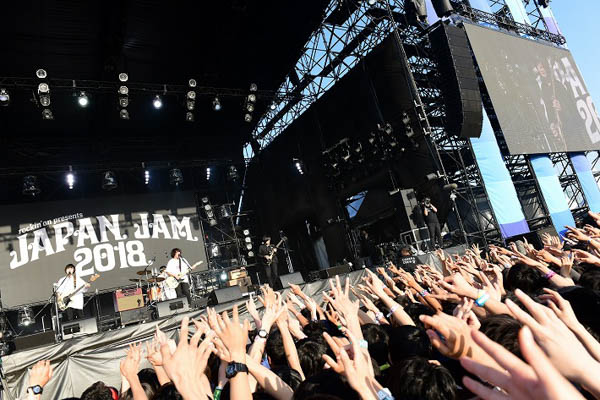 【ライブレポート】KANA-BOONがJAPAN JAM 2018 2日目のSKY STAGEに登場！ メジャーデビュー5周年に感謝を込めて新旧ヒットソングで盛り上げる。
