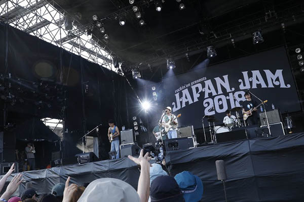 never young beachがJAPAN JAM 2018 SUNSET STAGEで夕日とともに夏を先取る全7曲披露！「『夏のドキドキ』なんていう夏の曲をやったもんですから」