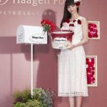 中条あゆみが“母の日”にちなんだ本物のカーネーションをあしらったドレスで登場! 『Happy Häagen Post』オープニングイベント開催