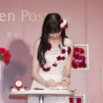 中条あゆみが“母の日”にちなんだ本物のカーネーションをあしらったドレスで登場! 『Happy Häagen Post』オープニングイベント開催