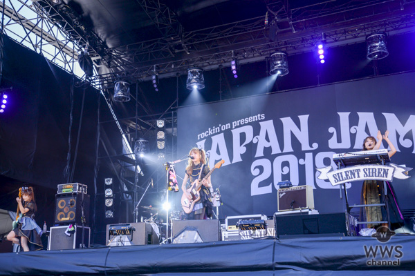 【ライブレポート】実力派ガールズロックバンド・SILENT SIRENがJAPAN JAM 2018のトップバッターで登場！新曲『天下一品のテーマ』では威勢よく「ラッシャイ！」の掛け声で会場を一体に！