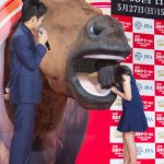 土屋太鳳、巨大な馬で運気は上昇！？日本ダービーで「勝利の女神に出会いたい！」