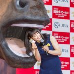 土屋太鳳、巨大な馬で運気は上昇！？日本ダービーで「勝利の女神に出会いたい！」