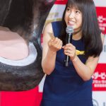 土屋太鳳、巨大な馬で運気は上昇！？日本ダービーで「勝利の女神に出会いたい！」