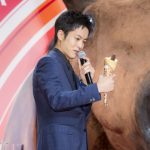 土屋太鳳、巨大な馬で運気は上昇！？日本ダービーで「勝利の女神に出会いたい！」