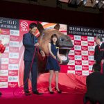 土屋太鳳、巨大な馬で運気は上昇！？日本ダービーで「勝利の女神に出会いたい！」