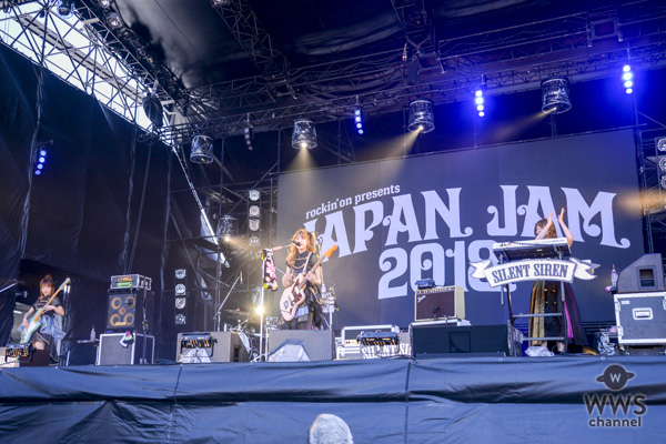 【ライブレポート】実力派ガールズロックバンド・SILENT SIRENがJAPAN JAM 2018のトップバッターで登場！新曲『天下一品のテーマ』では威勢よく「ラッシャイ！」の掛け声で会場を一体に！