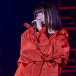 東京ストリートコレクション、吉田凜音、赤リップと赤ストリートファッションでキュートに熱唱！ パンチのあるラップを繰り広げた17歳の圧巻のステージ！