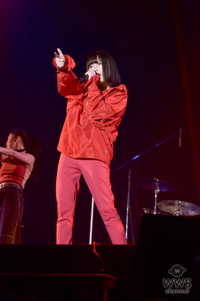 東京ストリートコレクション、吉田凜音、赤リップと赤ストリートファッションでキュートに熱唱！ パンチのあるラップを繰り広げた17歳の圧巻のステージ！