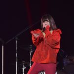東京ストリートコレクション、吉田凜音、赤リップと赤ストリートファッションでキュートに熱唱！ パンチのあるラップを繰り広げた17歳の圧巻のステージ！