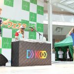 DJ KOO(TRF)が激しい雨の中、ラグビーワールドカップ2019イベントで盛り上げる！「EZ DO DANCE」「survival dAnce 〜no no cry more〜」などヒット曲を連発！