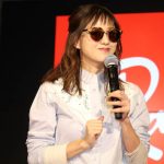 伊藤千晃がショートパンツ姿の夏コーデで渋谷のRay-Banフラッグシップ店に登場！「サングラスはピンクが好き。普段使いにしたい」