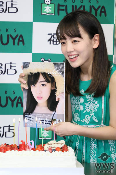 伊原六花が19歳の誕生日に写真集発売会見！ ファースト写真集の出来は「100万点です！！」チャームポイントは「腹筋」！？