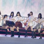 AKB48・柏木由紀、NMB48・山本彩、HKT48の指原莉乃が48グループコンサートに登場！新曲『Teacher Teacher』を披露！〈AKB48 53rdシングル 世界選抜総選挙〉