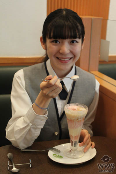 【動画】現役女子高生がデニーズでボリューム満点の桃デザートを完食！
