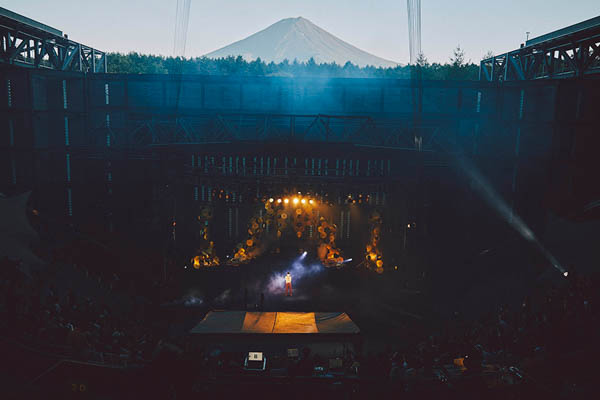 水曜日のカンパネラ、2018年初のワンマンライブは富士の大自然で絵の中の世界のような幻想的なパフォーマンスで観客を魅了！