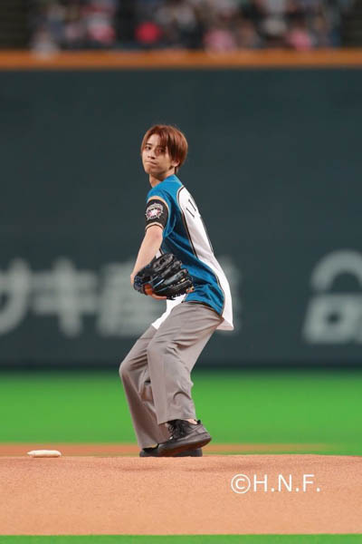 俳優・飯島寛騎が札幌ドームで初の始球式に登場！「ファイターズの始球式でマウンドに立つ夢がかないました！」と歓喜！！