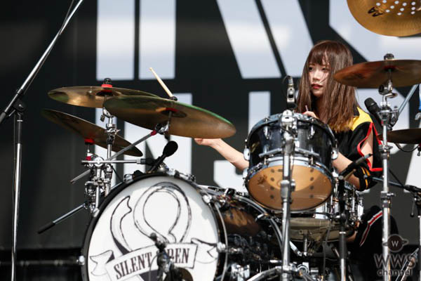 【ライブレポート】SILENT SIREN “キュート×パワフル”なガールズロックで夏フェス大盛上がり！〈ROCK IN JAPAN FESTIVAL 2018〉