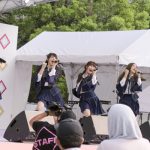 BNK48が海外アイドル初のTIFに参戦！熱気の野外ステージで『RIVER』を力強く披露！