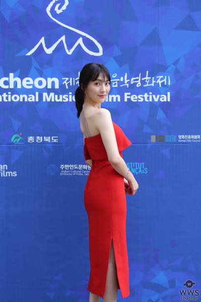 映画『私の人生なのに』第１４回堤川（チェチョン）国際音楽映画祭 セクシーな赤の肩出しドレスでレッドカーペットに登場！