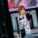【ライブレポート】ゴールデンボンバーが氣志團万博2018、2日目のメインステージにトップバッターで登場！潮吹きに尻芸と、朝から下ネタ全開で会場を笑いの渦に。