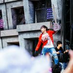 【ライブレポート】ゴールデンボンバーが氣志團万博2018、2日目のメインステージにトップバッターで登場！潮吹きに尻芸と、朝から下ネタ全開で会場を笑いの渦に。