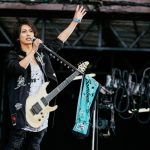 【ライブレポート】ゴールデンボンバーが氣志團万博2018、2日目のメインステージにトップバッターで登場！潮吹きに尻芸と、朝から下ネタ全開で会場を笑いの渦に。