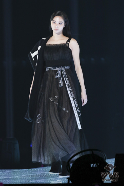 新川優愛、色気たっぷりオールブラックコーデをお披露目！たクールな表情でオーディエンスを魅了！＜東京ガールズコレクション2018 A/W＞