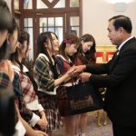 AKB48のメンバーがタイ王国 プラユット・チャンオチャ首相に表敬訪問！！