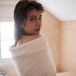 マギーが10周年を迎え写真集発売！「セクシーなカットもあるけど、ファッションの要素もあるので女性にも見てほしいです」＜写真集カットあり＞