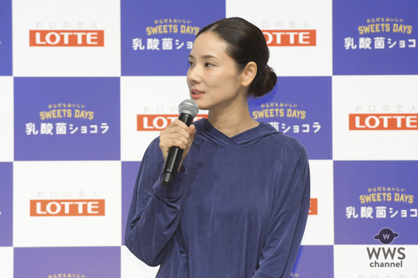 小松菜奈がトレーニングウェア姿で運動好きを告白。「学生の時は勉強よりも体育が好きでした」。吉田羊と「腸内改善トレーニング」に挑戦！