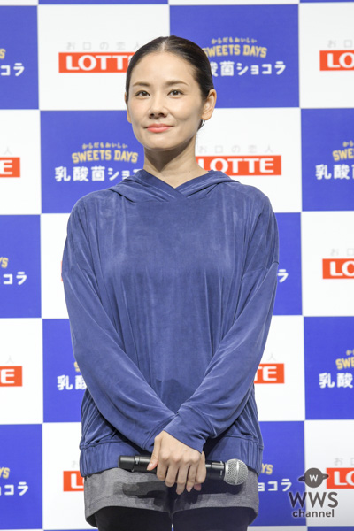 小松菜奈がトレーニングウェア姿で運動好きを告白。「学生の時は勉強よりも体育が好きでした」。吉田羊と「腸内改善トレーニング」に挑戦！