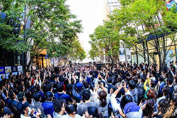 スカパラ、大阪城ホールの前哨戦として梅田でストリートライブ開催！