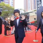 DJ KOOがド派手な衣装で東京国際映画祭のレッドカーペットに登場！