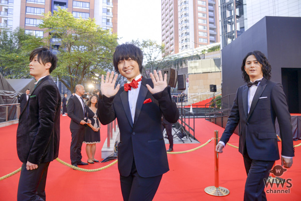 DJ KOOがド派手な衣装で東京国際映画祭のレッドカーペットに登場！