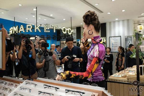 水原希子が事務所移籍後初の海外イベントに登場！未来的なファッションで香港の観客を魅了！