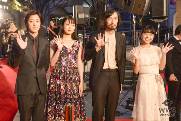 女優・深川麻衣が東京国際映画祭のレッドカーペットに登場！「緊張しながらも楽しく歩かせて頂きました」！