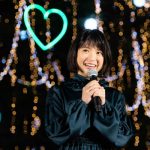 【動画】川島海荷がJRAカラーのグリーンのドレスで中山競馬場に登場！ 「クリスマスは友達とケーキを食べます」
