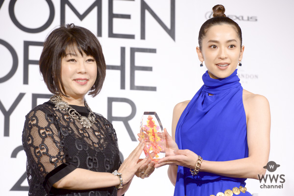 中村アンがエキゾチックなドレス姿でレッドカーペットに登場！＜VOGUE JAPAN WOMEN OF THE YEAR 2018＞