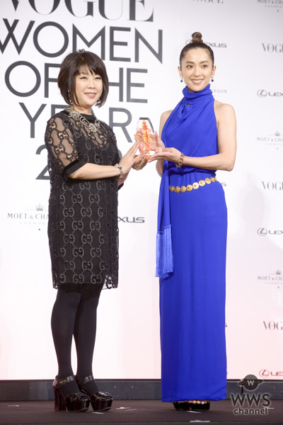 中村アンがエキゾチックなドレス姿でレッドカーペットに登場！＜VOGUE JAPAN WOMEN OF THE YEAR 2018＞