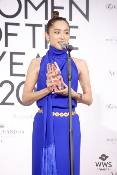 中村アンがエキゾチックなドレス姿でレッドカーペットに登場！＜VOGUE JAPAN WOMEN OF THE YEAR 2018＞