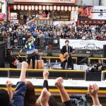 コブクロ、「ベストヒット歌謡祭」 大阪・道頓堀 船上ライブ収録に5000人が騒然！！