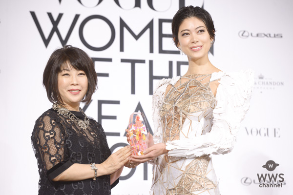 森星がレッドカーペットを豪華なドレスコーデで美脚ランウェイ！＜VOGUE JAPAN WOMEN OF THE YEAR 2018＞