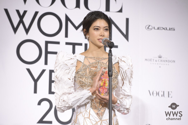 森星がレッドカーペットを豪華なドレスコーデで美脚ランウェイ！＜VOGUE JAPAN WOMEN OF THE YEAR 2018＞