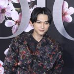 俳優・吉沢亮、花柄のレースジャケットを纏いDIOR（ディオール）メンズショーに登場！＜ディオール メンズプレフォールショー＞