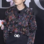 俳優・吉沢亮、花柄のレースジャケットを纏いDIOR（ディオール）メンズショーに登場！＜ディオール メンズプレフォールショー＞